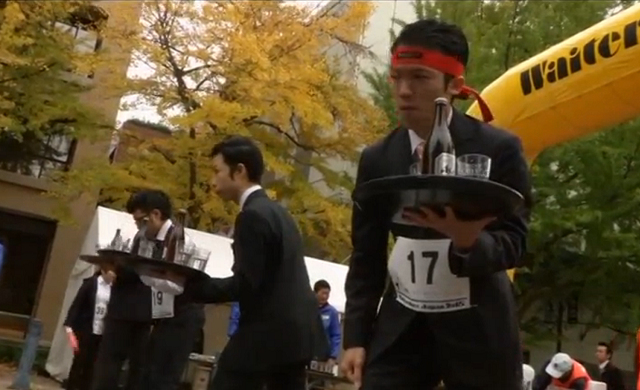 ญี่ปุ่นจัดแข่งบ๋อยวิ่งเสิร์ฟน้ำ