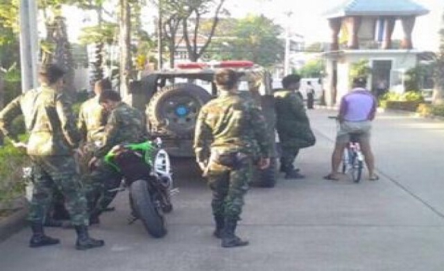 'ณัฐวุฒิ'โวยทหารเฝ้าบ้านเเต่เช้า หลังจะไปอุทยานราชภักดิ์