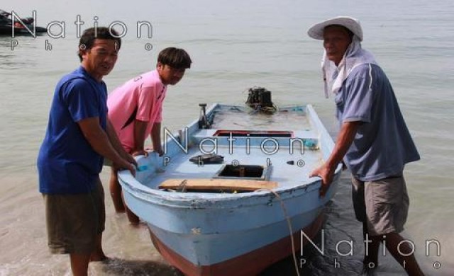พายุซัดเรือตกปลาล่มกลางทะเลที่ระยอง ยังหาเจ้าของเรือไม่พบ