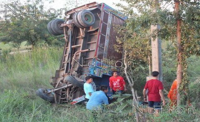 หนุ่มขับอีแต๋นกลับจากขายมันสำปะหลังพลิกคว่ำ ดับ1เจ็บ4