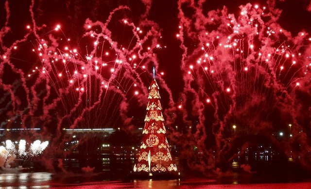 บราซิลเปิดไฟต้นคริสต์มาสลอยน้ำใหญ่สุดในโลก