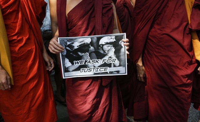 ชาวเมียนมาร์ ชุมนุมประท้วงหน้าสถานทูตไทย