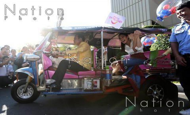 'นายกฯ'โชว์ขี่ตุ๊กตุ๊ก พา'น้องแนท'นั่งท้าย