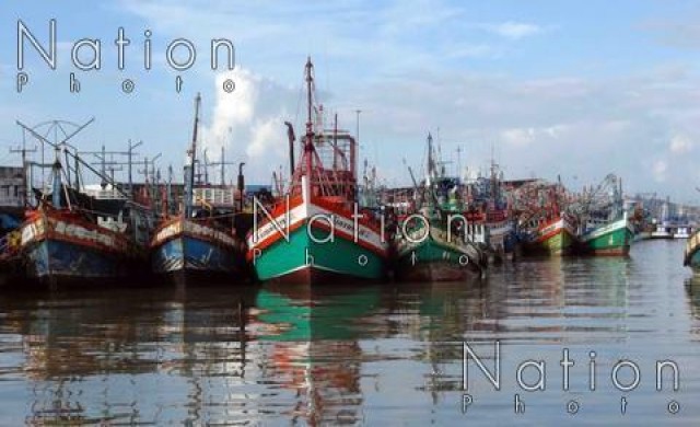 เรือประมงขนาดเล็กจอดหลบคลื่นลมต่อวันที่5