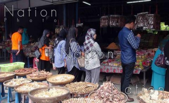 นทท.เดินทางไปเลือกซื้อของฝากเกาะยอ ของขึ้นชื่อสงขลา