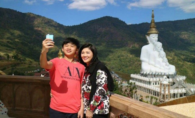 'ยิ่งลักษณ์'ควงลูกชายเที่ยวเขาค้อ