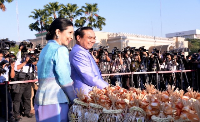 นายกฯนำครม.ตักบาตรปีใหม่ 'อุดมเดช'ปัดคุยสื่อ