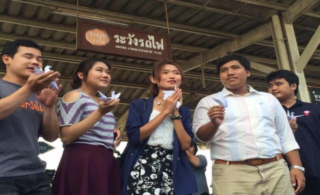 5นศ.ส่องทุจริตราชภักดิ์หยิบ'หมายจับ' มาพับเป็น 'นกเสรีภาพ