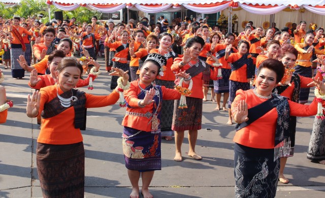'ตุ๊กกี้'ร่วมชาวอุดรฯ2หมื่น รำบวงสรวงเมืองครบ123ปี