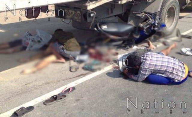 สลด!วัยรุ่นขับจยย.เสียบท้ายบรรทุกดับ3ศพ