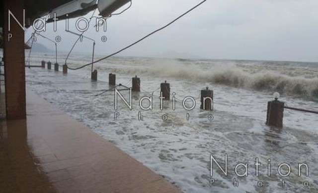 พายุฝนถล่มชายฝั่งชุมพร นทท.ติดเกาะพิทักษ์100คน