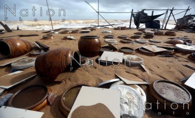 คลื่นซัดบ้านพังกว่า20 หลัง จนท.เร่งอพยพพ้นพื้นที่