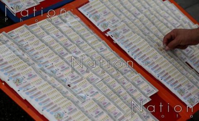 คนแห่ซื้อเลข87 อายุ'หลวงพ่อจรัญ' เกลี้ยงตลาดอ่างทอง