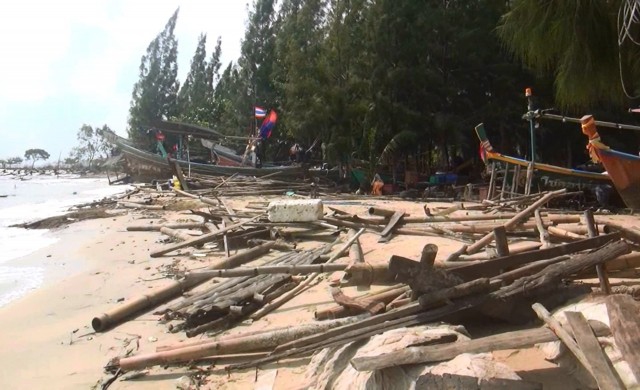 ลมพัดกระโชกแรงตามชายฝั่งบ้าน-รีสอร์ทพังเสียหาย
