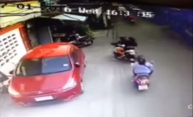 ภาพกล้องวงจรปิด มัด'มือดี'วางระเบิดปลอมป่วนลาดพร้าว