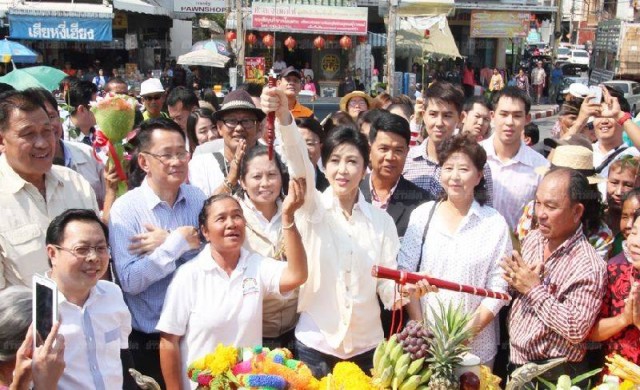 'ยิ่งลักษณ์' สักการะย่าโม ชักดาบตะโกนสู้ๆ