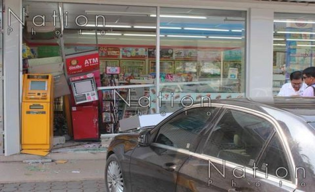 ระทึก!หนุ่มใหญ่ขับเบนซ์พุ่งชนเซเว่นปั้ม ปตท.พังยับ