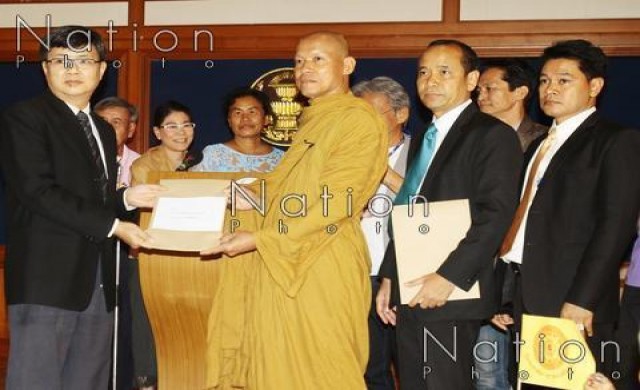'พุทธะอิสระ'บุกสภาฯจี้'สปท.-สนช.'ปฏิรูปกฎหมายสงฆ์