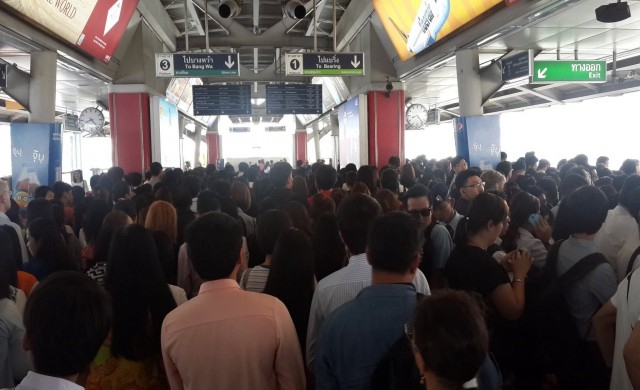 ชาวกรุงวุ่น! 'บีทีเอส' ขัดข้อง ทำให้ผดส.ยืนรอแน่นหลายสถานี