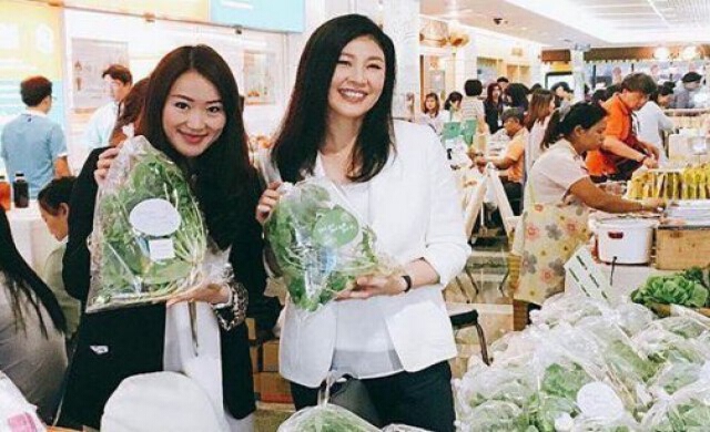 ยิ่งลักษณ์และบุตรสาวทักษิณ ช่วยกันขายผักที่ตึกชินวัตร3