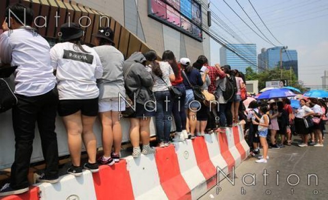 ใจจดจ่อ! รอรับแจกลายเซ็นนักร้องวง EXO