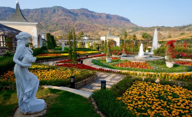 การร่ายรำของดอกไม้ใน 'The Blue Sky Garden' 