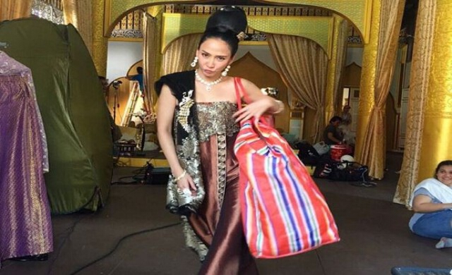 ซุปตาร์ 'อั้ม' จัดให้..สะพายกระเป๋าสายรุ้ง