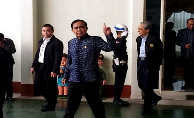 'ประยุทธ์'สวมเสื้อผ้าฝ้ายย้อมโคลน นำทีมลุยอุดรฯ