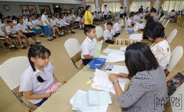 คึกคัก! รับสมัครนร.ม.1-ม.4วันแรก สพฐ.ห่วงช่วงจับฉลาก