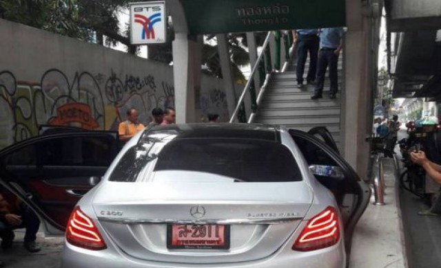 ระทึก! เบนซ์ป้ายแดง พุ่งชนบันไดทางขึ้น 'บีทีเอส' ทองหล่อ