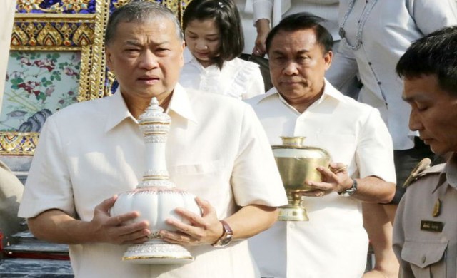 'สุขุมพันธุ์'อัญเชิญน้ำมนต์วัดพระแก้ว แจกจ่ายปชช.13เม.ย.นี้