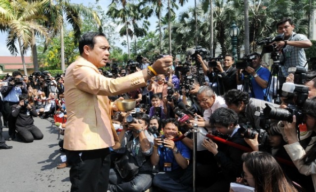 นายกฯรณรงค์สงกรานต์ใช้น้ำรู้คุณค่า เล่นน้ำอนาจารติดคุก