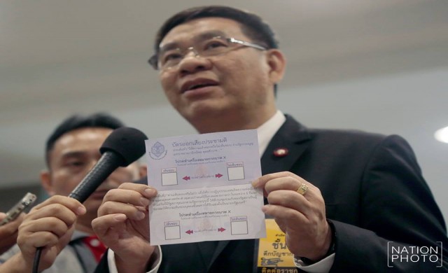 รบ.ถก'กกต.'ออกเสียงประชามติ 'สมชัย'โชว์บัตรลงคะแนนตัวอย่าง