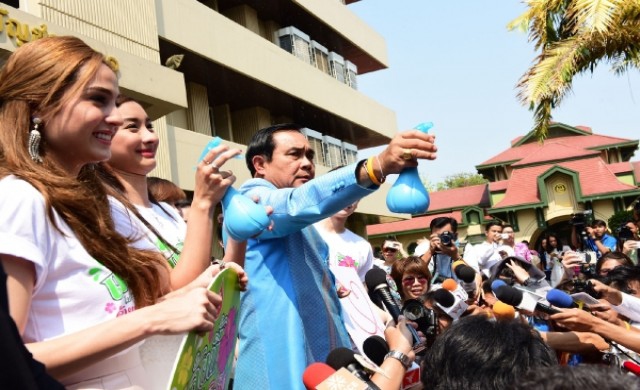 'ประยุทธ์'อารมณ์ดี ฉีดน้ำใส่สื่อ เปรยไม่มีฝ่าย-พวกอีกต่อไป