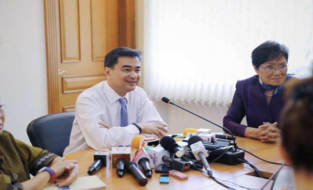 'อภิสิทธิ์'กำชับลูกพรรค ระวังแจกของ-ยันร่วมมือจนท.