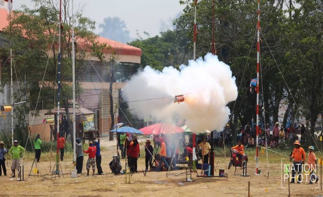 ประเพณี 'จุดลูกหนู' วิถีมอญเมืองปทุมฯ 
