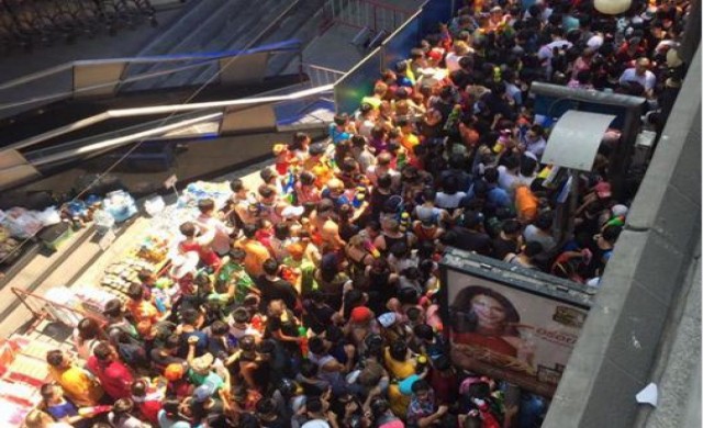 สีลมคนแน่น! นทท.จีนแห่เล่นสงกรานต์เพียบ 