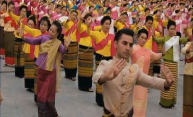 ฮือฮา 'เจ้าชายอินเดีย' ร่วมรำสงกรานต์เชียงใหม่ 