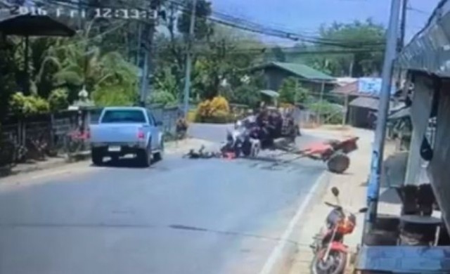 คลิปขับแหกโค้ง รถคว่ำคนตกรถนับสิบ โชคดีไม่มีเจ็บหนัก