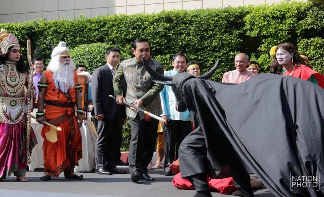 อีกแล้ว! 'ประยุทธ์' โชว์ลีลากระอั๊วแทงควาย