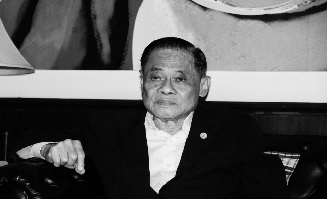 'ในหลวง'พระราชทานโกศไม้8เหลี่ยม-น้ำหลวงอาบศพ'บรรหาร'