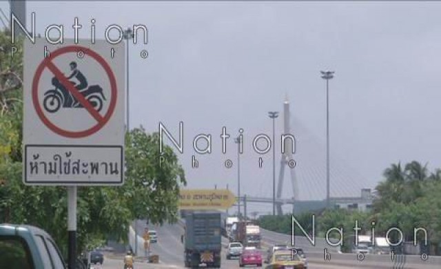 จักรยานยนต์ซิ่งเสี่ยงตาย ขึ้นสะพานภูมิพลหนีรถติด