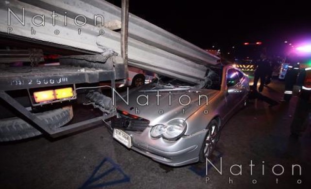 สลด! นิสิตสาวป.โท จุฬาฯ ขับเบนซ์เสยสิบล้อบรรทุกเสาเข็มดับ