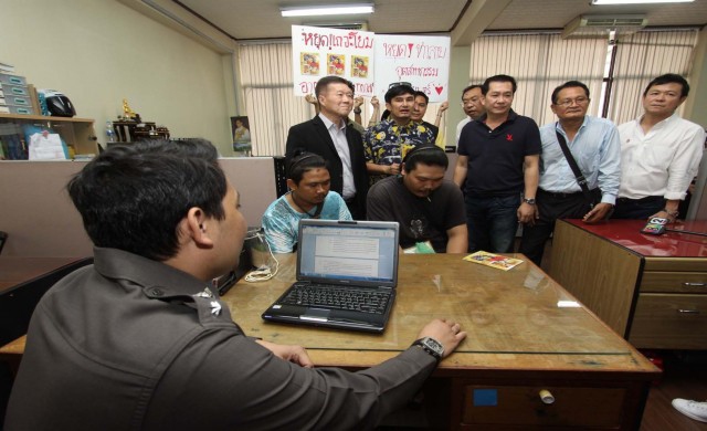 จับ2หนุ่มขายซีดีหนัง ผกก.'หลวงพี่แจ๊ส'ร้องถูกละเมิดลิขสิทธิ์