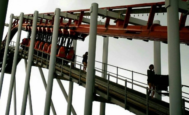 ระทึก! รถไฟเหาะดรีมเวิลด์ค้างกลางอากาศ