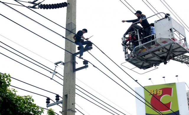 หนุ่มคลั่งปีนเสาไฟ เครียดถูกหมายเรียกคดีครอบครองปืน