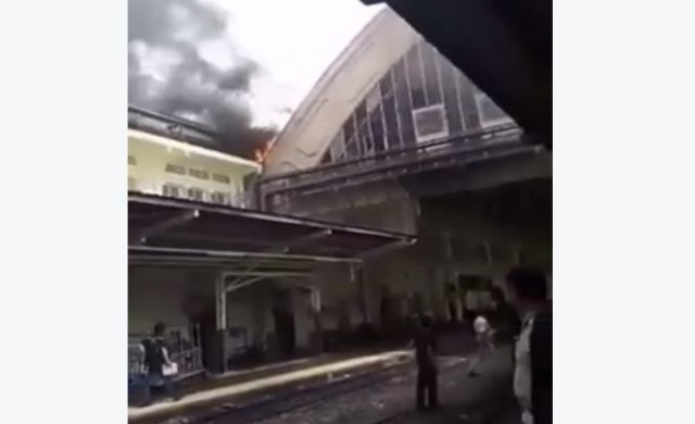 ระทึก!ไฟไหม้ฉนวนท่อปรับอากาศที่หัวลำโพง