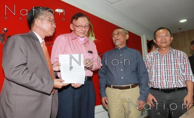 'ไอลอว์' นำทีมร้อง กม.ประชามติ จำกัดสิทธิปชช.