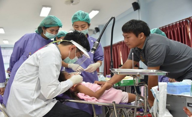 มมส จัดตรวจรักษาฟัน โครงการหน่วยทันตกรรมพระราชทานฯ 