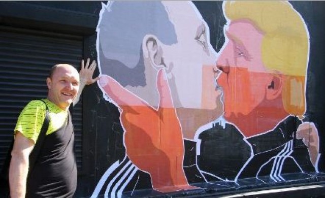 ฮือฮาภาพวาด 'ทรัมป์-ปูติน' จูบดูดดื่ม